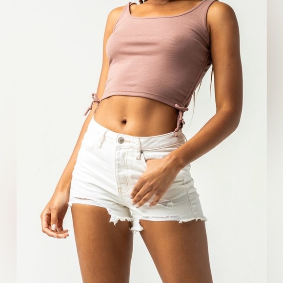 RSQ Ivory/ Cream High Rise Short 2 Distressed Fringed Button Closure Size 26 NWT - Picture 2 of 11